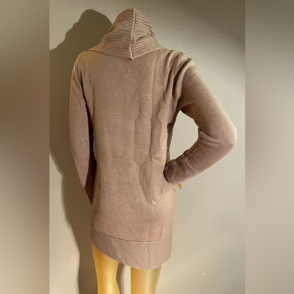 H&M Women’s size M cowl-neck sweater - Picture 4 of 5